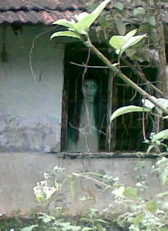 Penampakan hantu di sebuah rumah tua