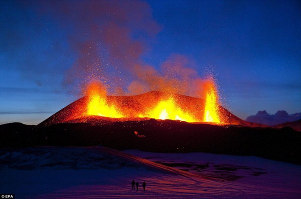 Ejakulasi Terindah dari perut bumi yang berhasil diabadikan dari 
sebuah letusan gunung berapi di Islandia