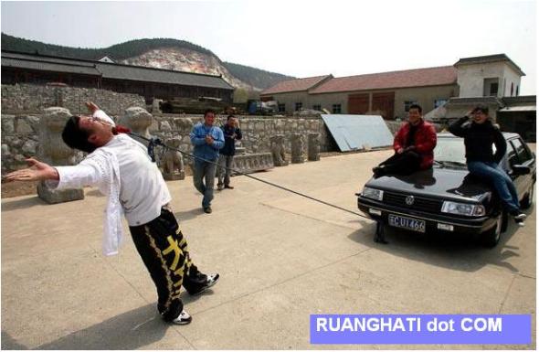 Li Dasheng dari Xuzhou dipuji sebagai "The Prince of Stunts" karena ia dapat melakukan lebih dari 30 jenis keahlian aneh