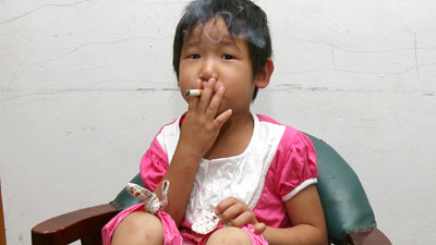 Ya Wen Gadis balita usia 3 tahun ini sudah menjadi pecandu rokok  dan bir